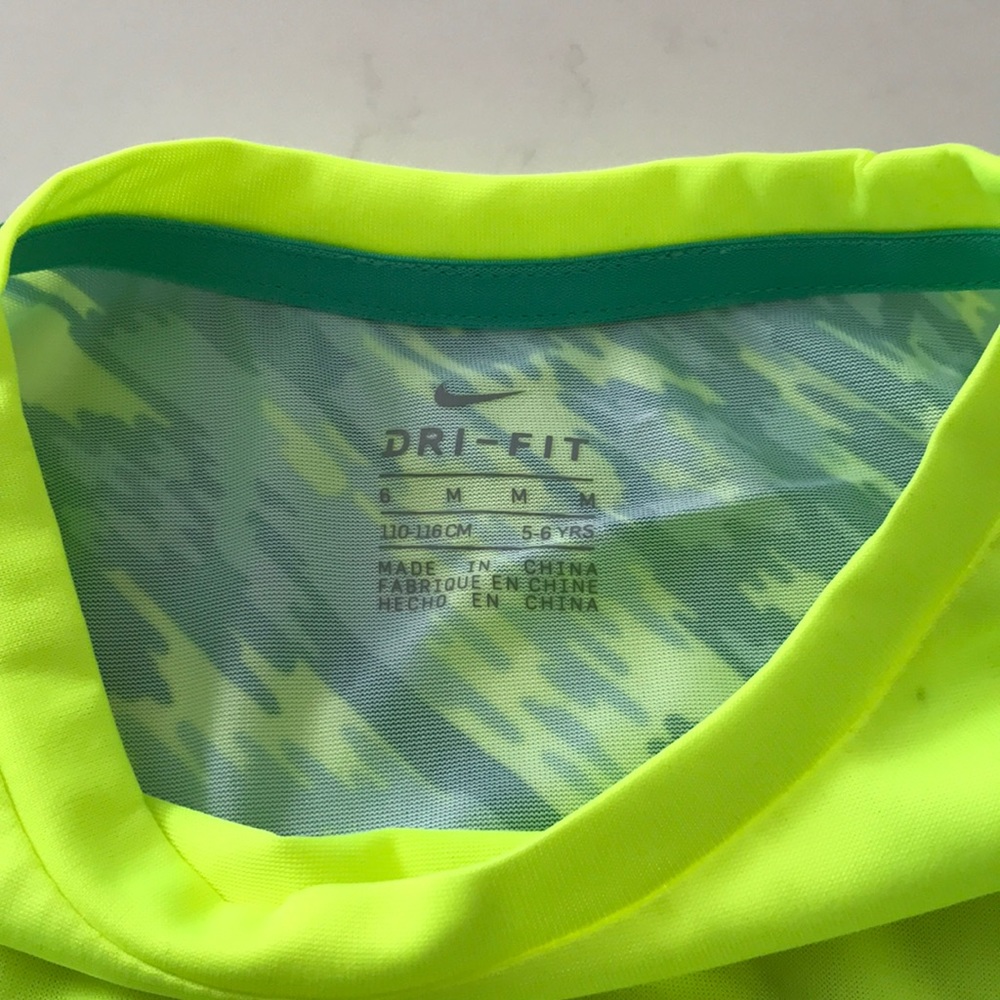 Nike dri fit girls athletic shirt - Picture 3 of 6